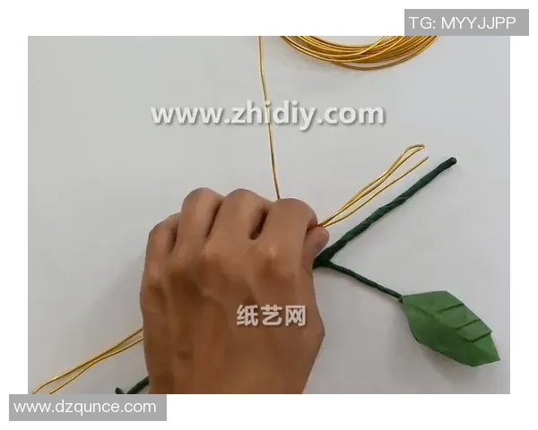 如何利用折纸技巧制作足球星卡包详细教程