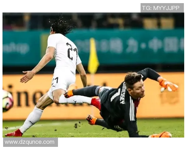 足球巨星赛场突发意外队医全力抢救引发球迷揪心时刻 足球巨星赛场突发意外队医全力抢救引发球迷揪心时刻